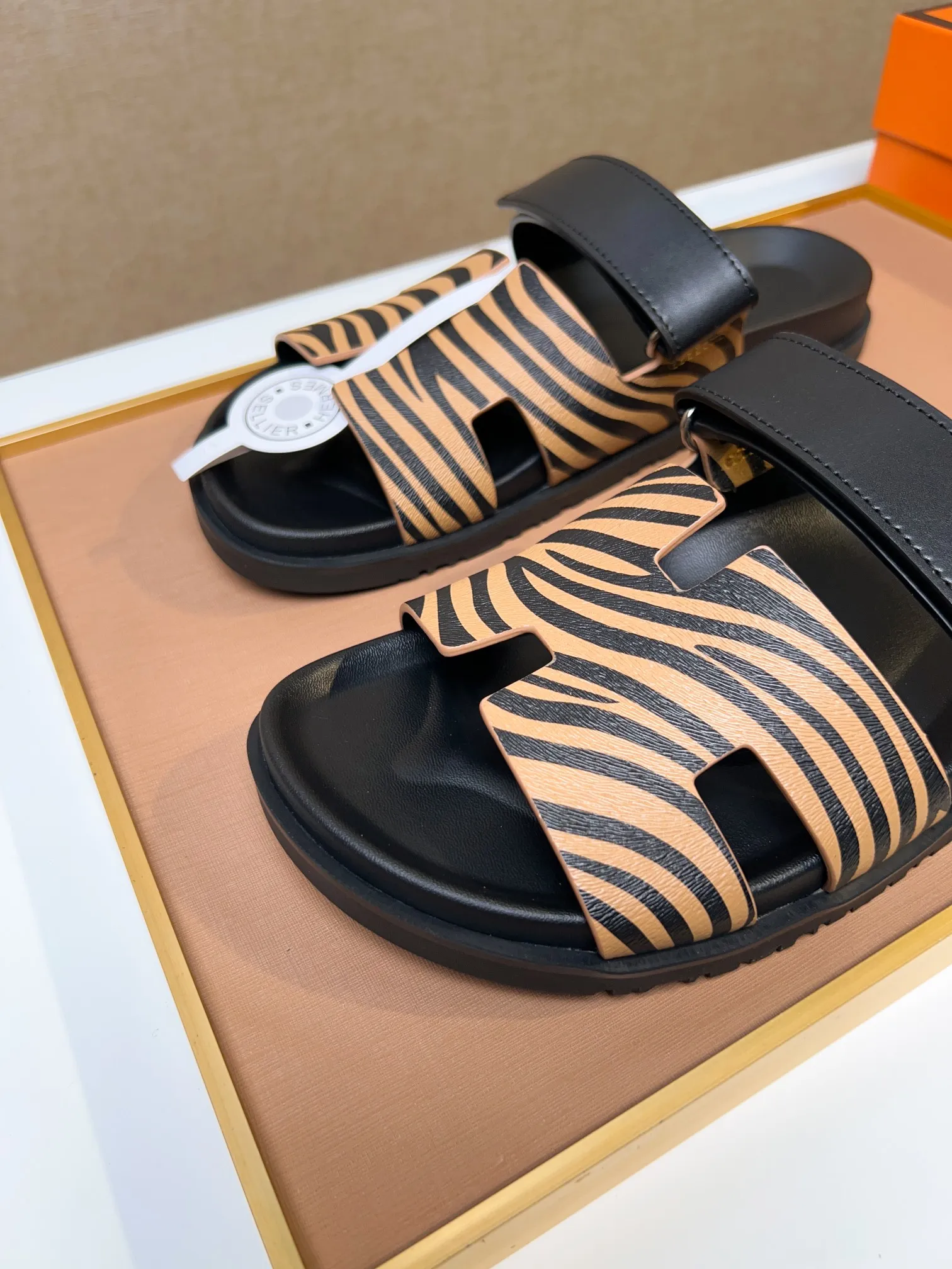 Men's clothing and shoes 💰340 💅💅💅 new arrival. Hermes Hermes official website latest counter synchronized new oran color leather H slippers, the original Paris version flew back to the original model and opened the mold to make it perfectly🍌The highest quality Sincerity, you can enter and leave the counter at will [Deyi] The upper is made of original customized  colored palm prints, crocodile print, ostrich print, colored cow leather, colored cow suede, 🤔 horse hair, 🥳 colored diamonds, 🥰 3D printing, and other genuine leather slippers, imported cow pattern foot pad lining, Italian  latest original genuine leather combination outsole Code number: 38-48 (customized at 46.47.48) Can be made into picture combination sole with genuine leather pattern and ordinary molded outsole